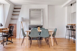 Dining - Blueground | Jardin des Plantes, nr open markets (Paris)