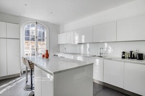 Kylskåp, mikrovågsugn, ugn och spishäll