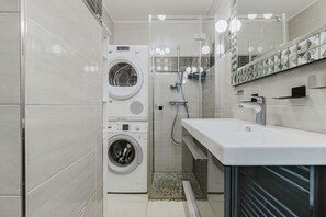 Hair dryer, towels - Blueground | La Muette, near Porte Maillot (Paris)