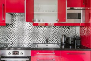 Refrigerador, microondas, horno y parrilla de estufa 