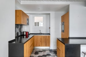 Réfrigérateur, micro-ondes, four, plaque de cuisson