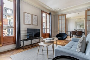 TV, stereo - Blueground | La Muette, near restaurants & shops (Paris)