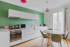 Kylskåp, mikrovågsugn, ugn och spishäll