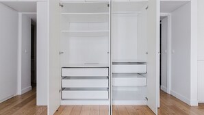 Ein begehbarer Kleiderschrank mit mehreren Regalen und Platz zum Aufhängen.