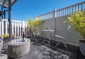 Outdoor dining - Mariri Heights Modern Studio Unit. Pet Friendly (Lower Moutere)