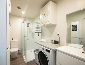 Shower, hair dryer, towels, soap - Mariri Heights Modern Studio Unit. Pet Friendly (Lower Moutere)