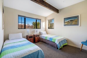 3 bedrooms, iron/ironing board, WiFi, bed sheets