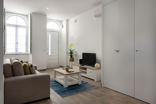 Red Door Flat by Trip2Portugal