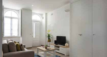 Red Door Flat by Trip2Portugal