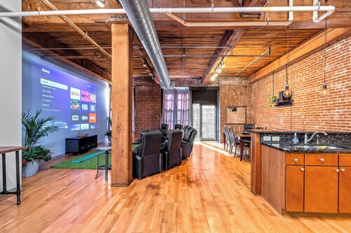 Host Your Holiday Crew-Private Balcony-Movie Theater LR