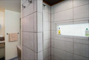 Douche, séchoir à cheveux, serviettes fournies, savon