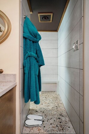 Ducha, secador de pelo, toallas y jabón