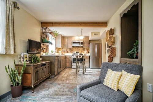 Charming 1-bedroom GARDEN apartment in delightful SE Portland!