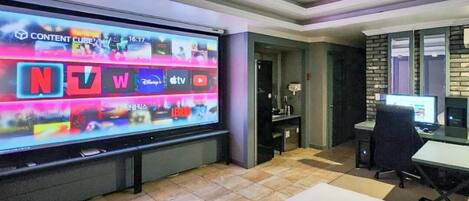 Superior King Room - 120" Large Projector Beam + 2 PCs + Air Dresser + King Bed | Ropa de cama de alta calidad, cortinas opacas, sistema de insonorización