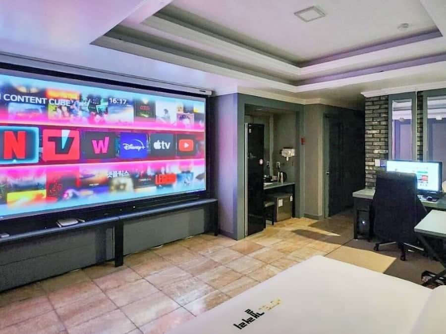 Superior King Room - 120" Large Projector Beam + 2 PCs + Air Dresser + King Bed | Premium bedding, blackout curtains, soundproofing, free WiFi