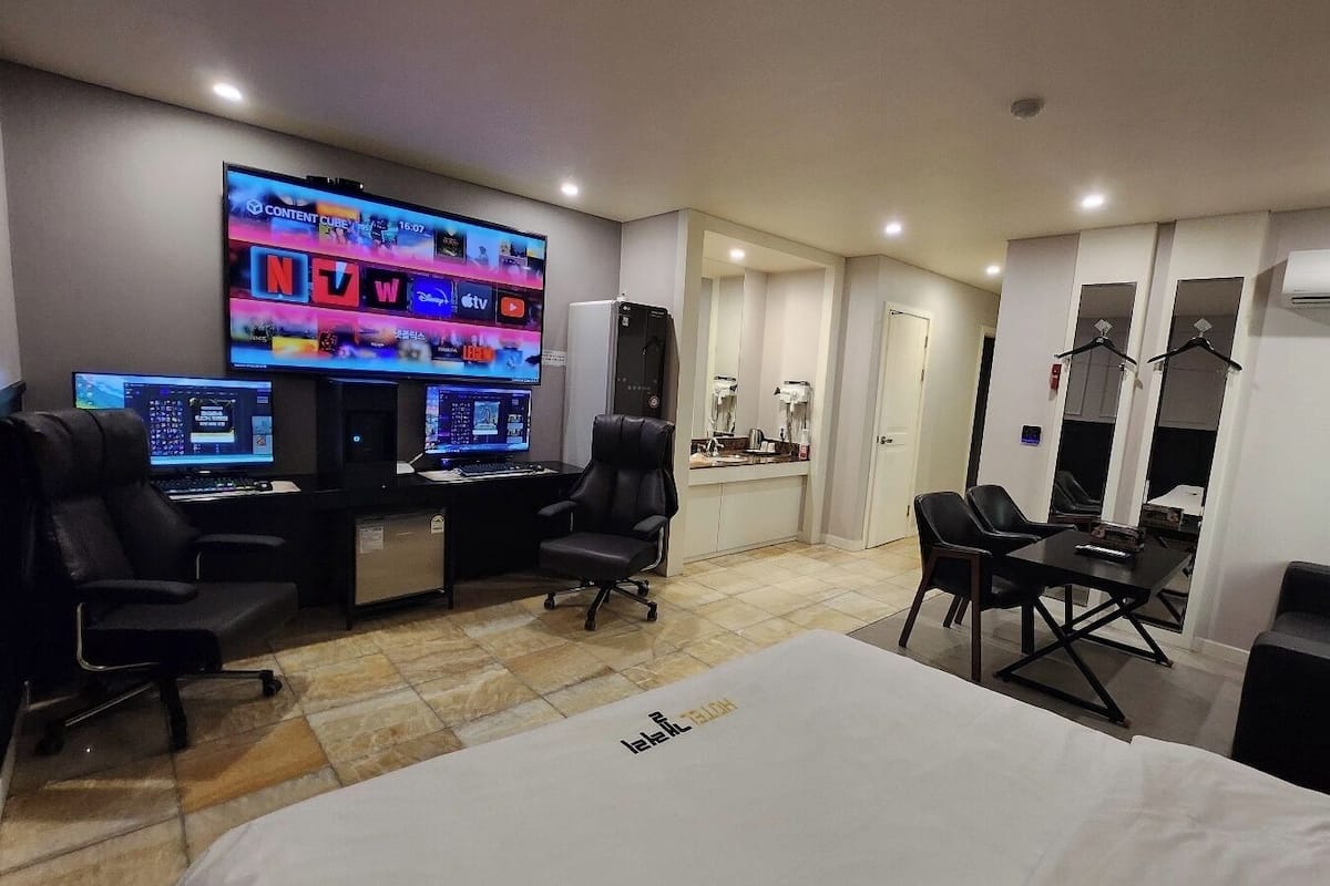 King Suite - 2 PCs + Air Dresser + King Bed | Premium bedding, blackout curtains, soundproofing, free WiFi