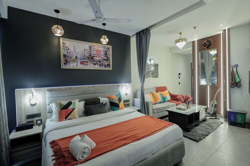 37th Floor | Lux Paradise By Aurum