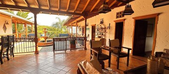 Charming 6-bedroom cabin with AC and WiFi in San Jerónimo