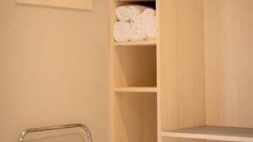 Quarto triplo clássico | Frigobar, Wi-Fi de cortesia