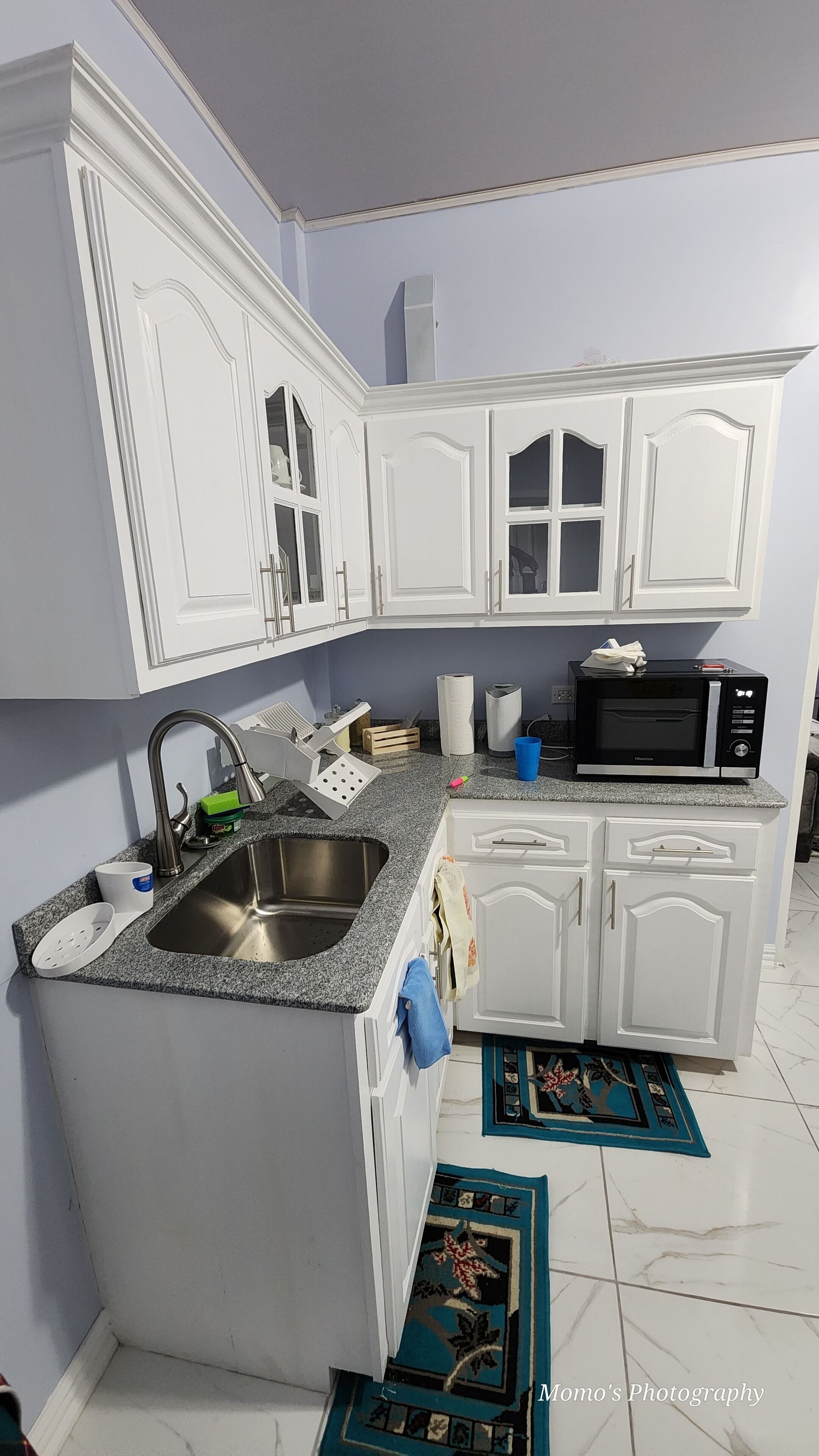 Refrigerador, microondas, tetera eléctrica y utensilios de cocina 