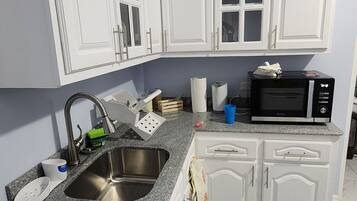 Refrigerador, microondas, tetera eléctrica y utensilios de cocina