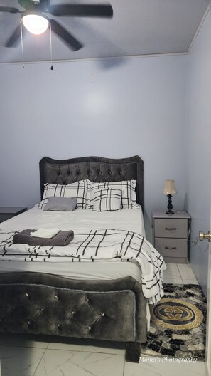 2 bedrooms, desk, iron/ironing board, internet - Nell's Comfort Suite Apt#1 (Providence)