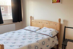 3 عدّة غرف نوم ومكواة/لوح كي وواي فاي وملاءات أسرّة