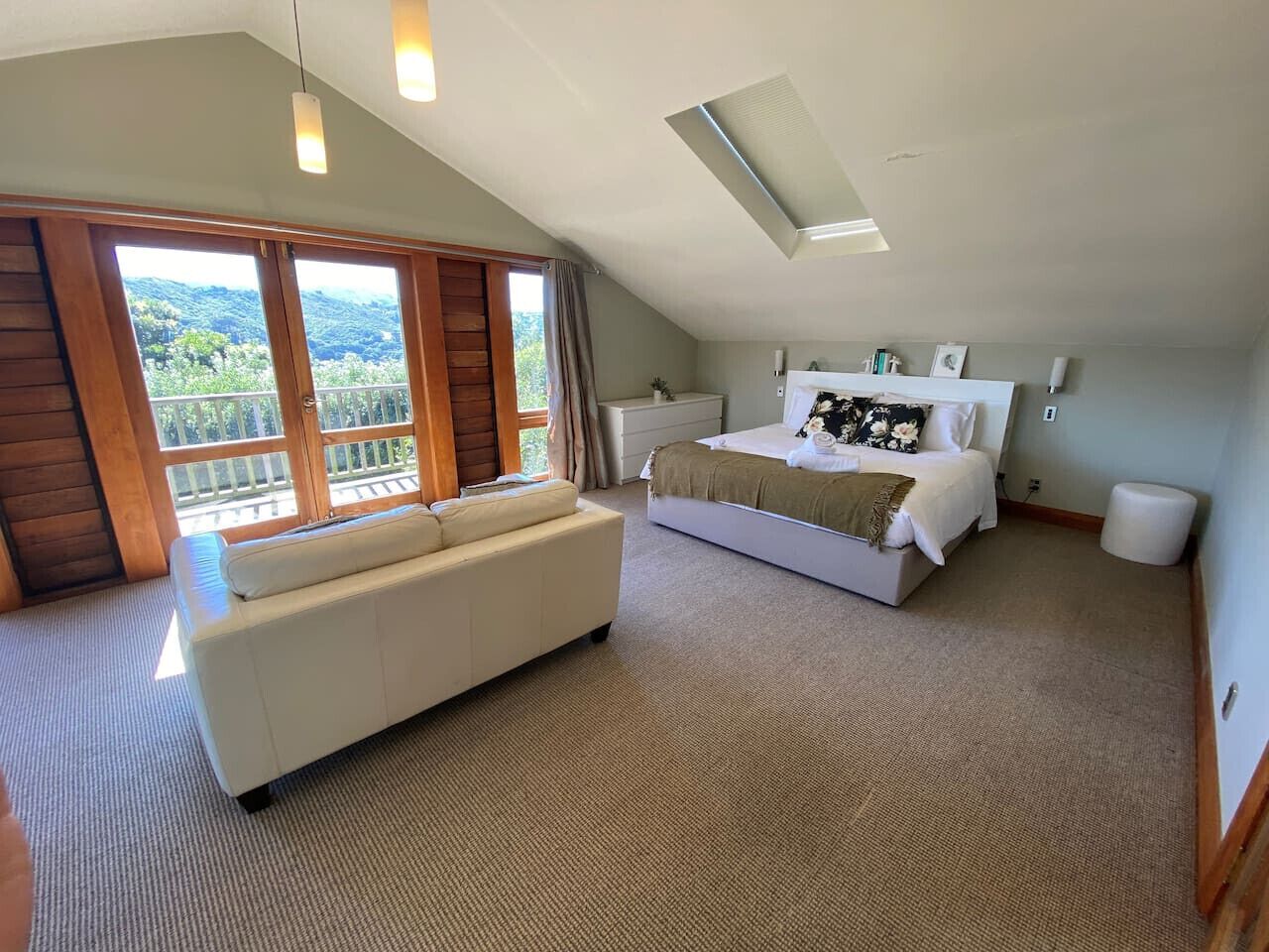 Desk, iron/ironing board, WiFi, bed sheets