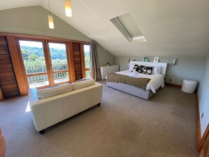 Desk, iron/ironing board, WiFi, bed sheets