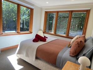 Skrivbord, strykjärn/strykbräda, wi-fi och sängkläder