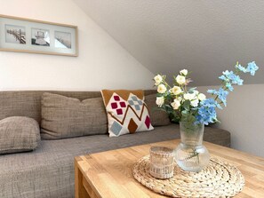 Een televisie, een tafeltennistafel en een stereo