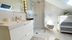 Een douche, een haardroger, handdoeken