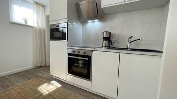 Køleskab, mikrobølgeovn, ovn, kogeplade