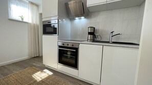 Kylskåp, mikrovågsugn, ugn och spishäll