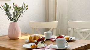 Dining - Kapitänshaus FeWo 7 - Captain's house FeWo 7 - Holiday apartment close to the beach in the (Cuxhaven)