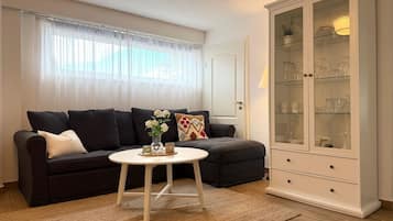 Fernseher, Tischtennisplatte, Stereoanlage