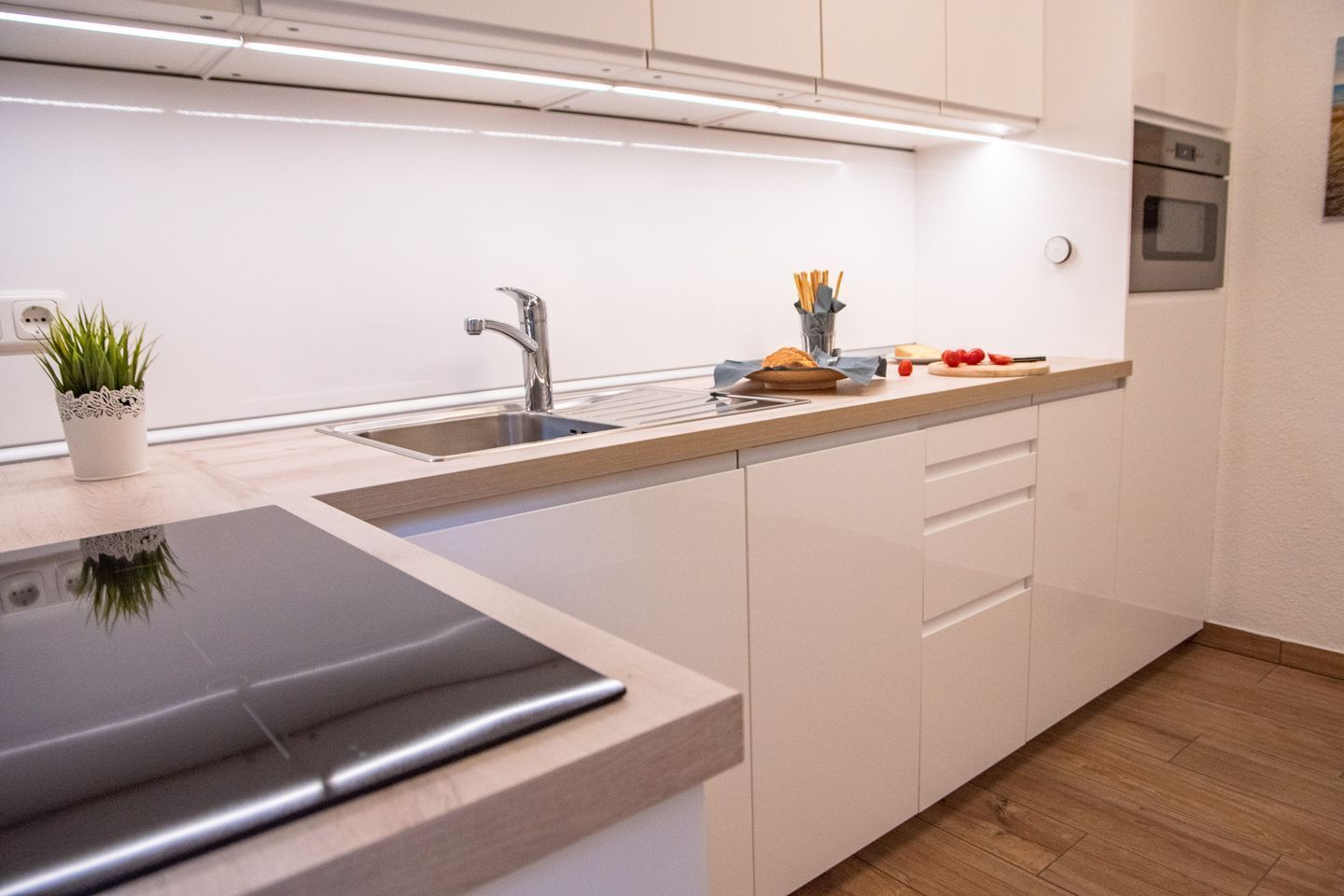 Kühlschrank, Mikrowelle, Ofen, Herdplatte