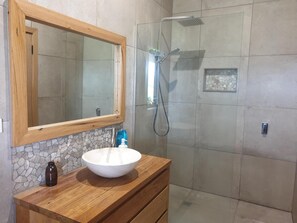 Douche, baignoire à jets, sèche-cheveux, serviettes fournies