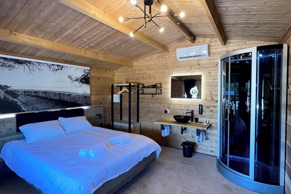 Safe på rommet, blendingsgardiner og wi-fi (inkludert)