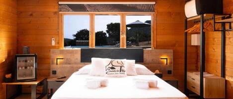 Tallelokero huoneessa, pimennysverhot, ilmainen Wi-Fi