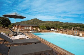 Habitación doble de lujo, vista al jardín | Alberca | Alberca al aire libre por temporada y sombrillas en la alberca 