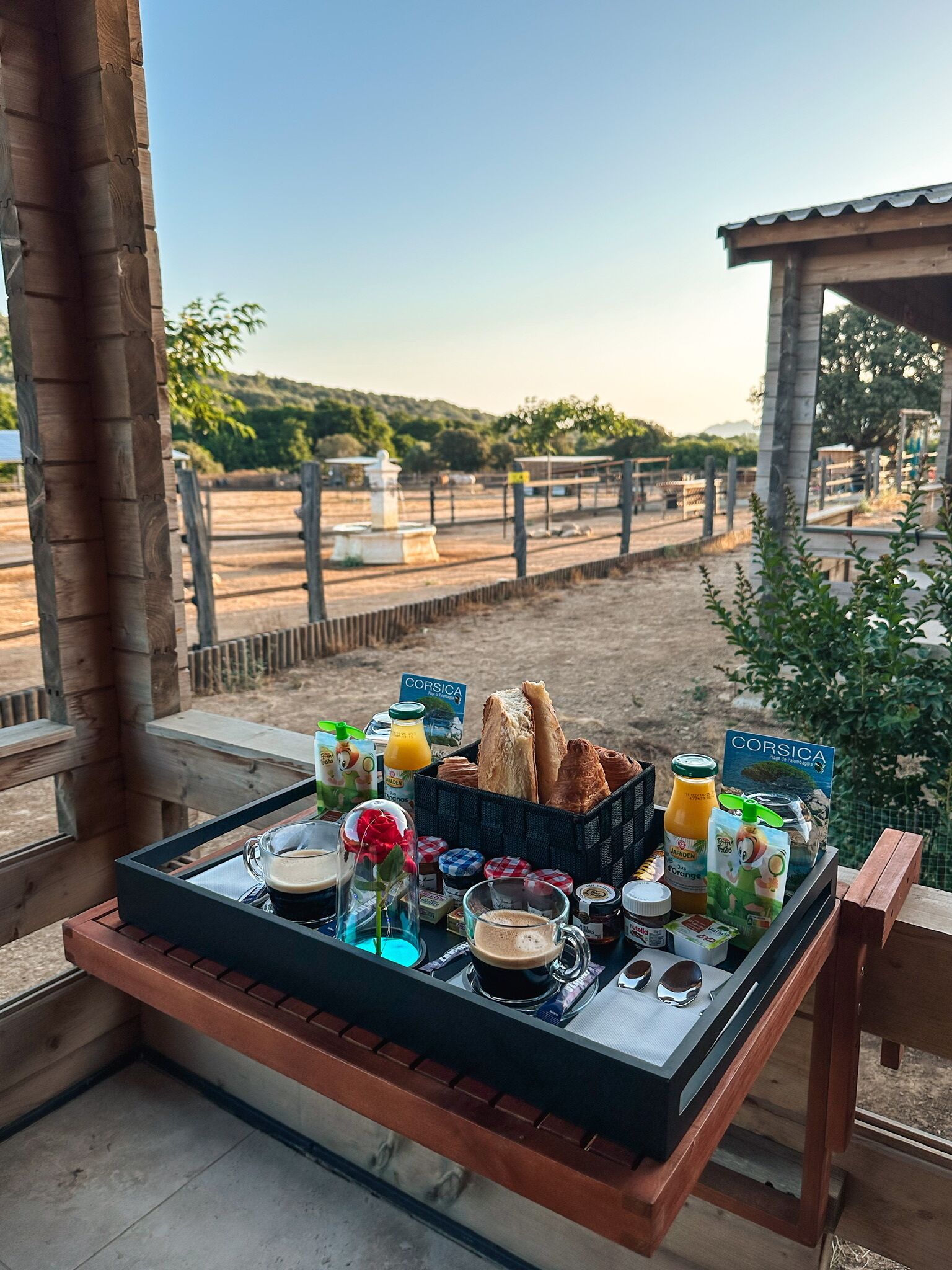 ห้องลักซ์ชัวรี่ดับเบิล, วิวสวน | รับประทานอาหารกลางแจ้ง