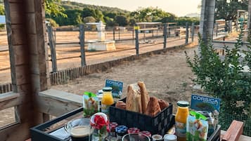 Luxury Double Room, Garden View | Outdoor dining
