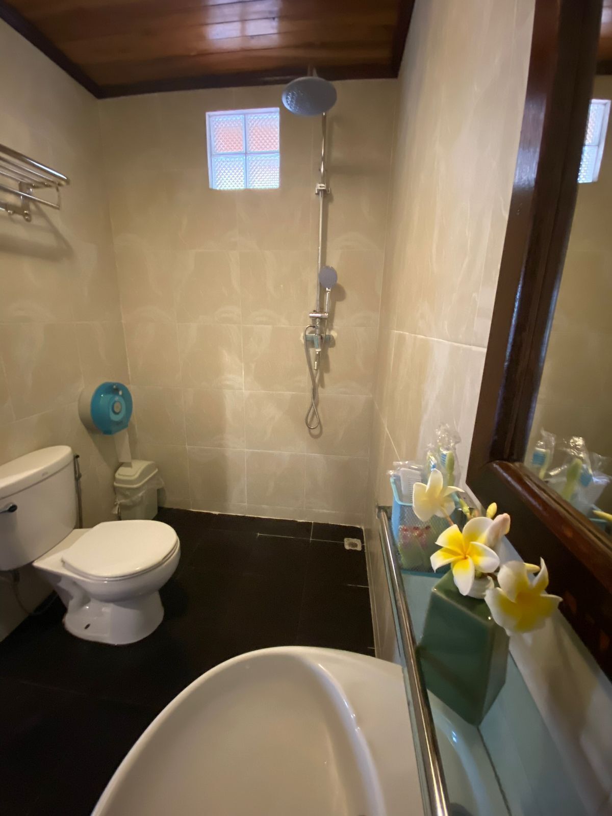 Set di cortesia gratuito, asciugacapelli, pantofole, bidet