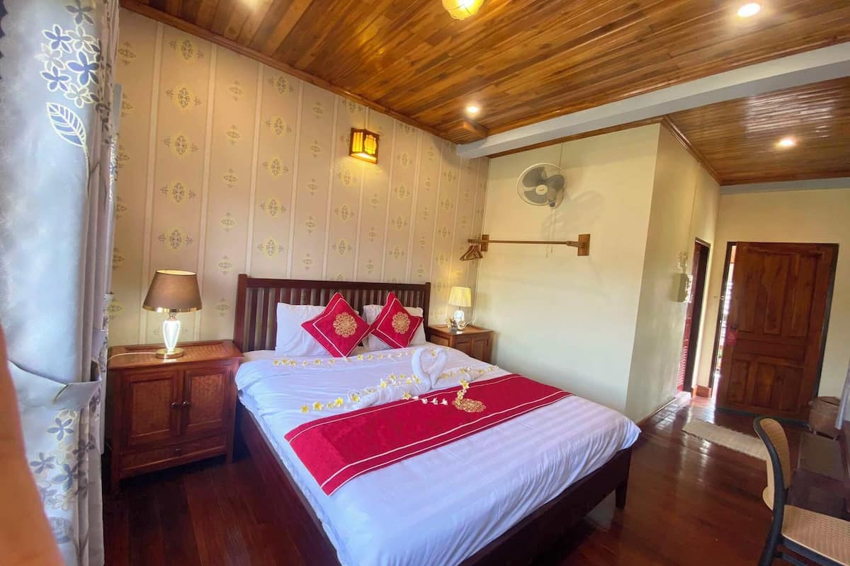Premium bedding, in-room safe, desk, laptop workspace
