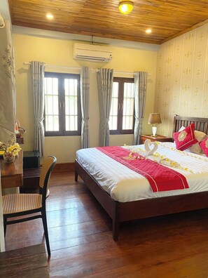 Premium bedding, in-room safe, desk, laptop workspace