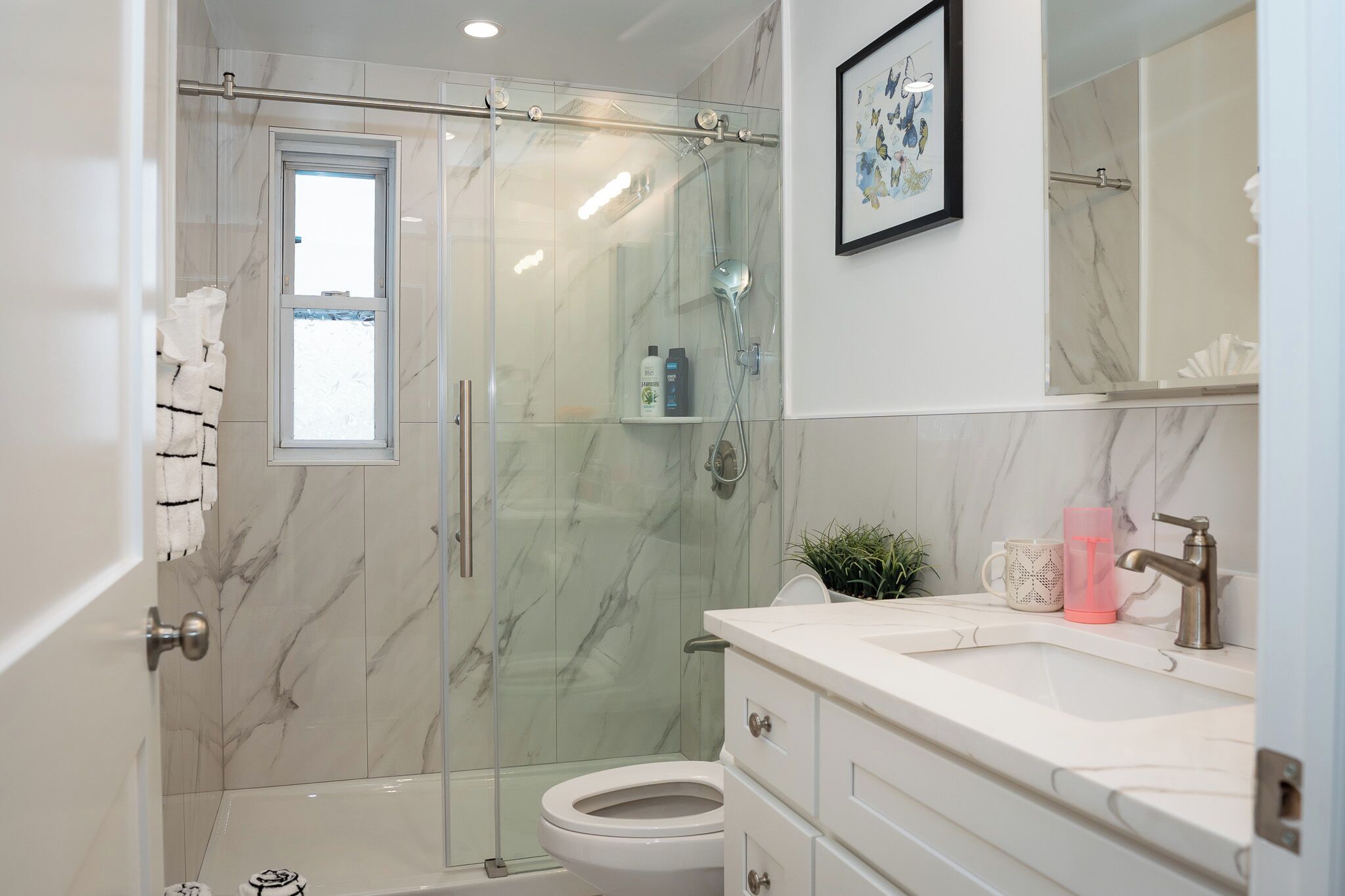 Een douche, een haardroger, handdoeken, shampoo