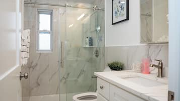 Een douche, een haardroger, handdoeken, shampoo