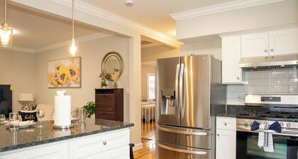40-Newly renovated, stylish and beautiful apt/4br close to Highway