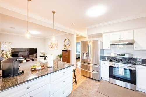 40-Newly renovated, stylish and beautiful apt/4br close to Highway